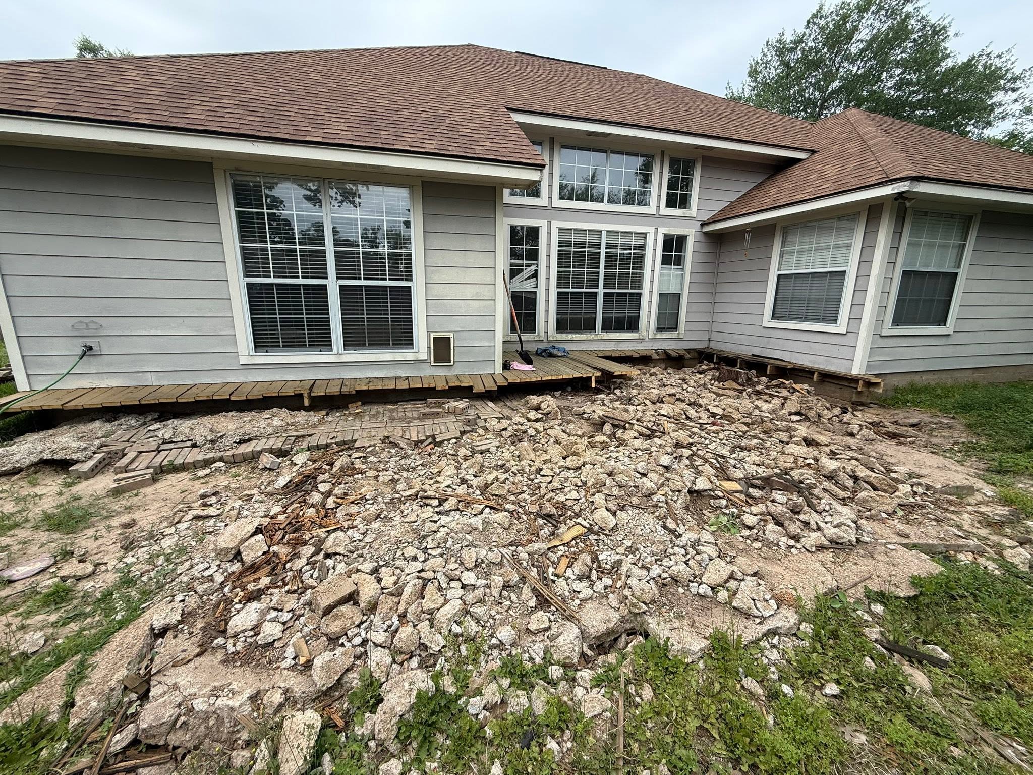Finished multi-color flagstone patio with river-rock border